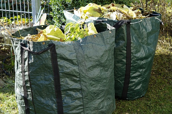 Sack mit Gartenabfällen